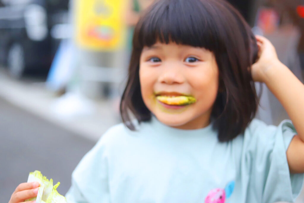 子供が嬉しそうに食べている様子